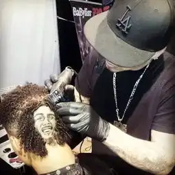  这是一个理发师里最会画画,艺术家里最会剪头发的