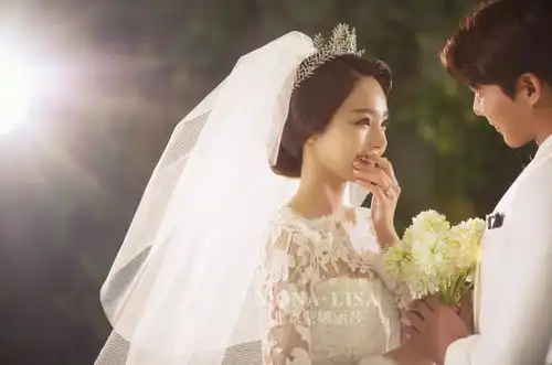  28岁女儿和63岁妈妈的婚纱照,看哭了