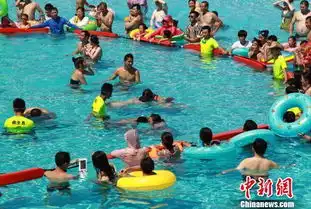  重庆情侣水下接吻迎七夕