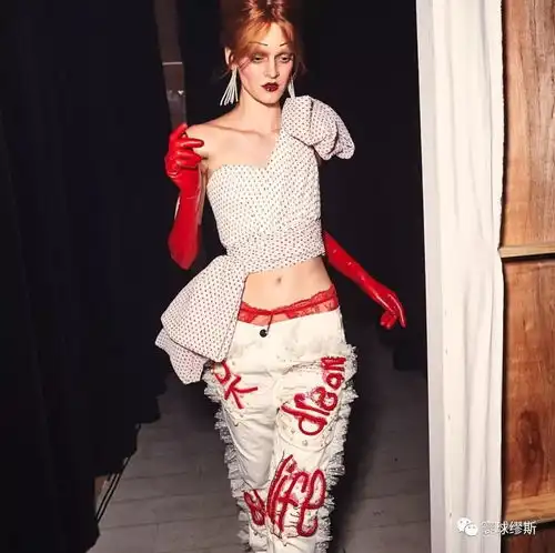  澳洲的johngalliano携手意大利艺术家delkathrynbarton献上了一场华美的迪斯科之夜