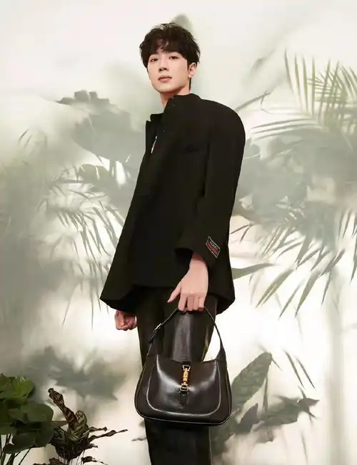  赖冠霖穿新年虎系列黑色西装搭配皮裤,化身酷飒有型的小奶虎