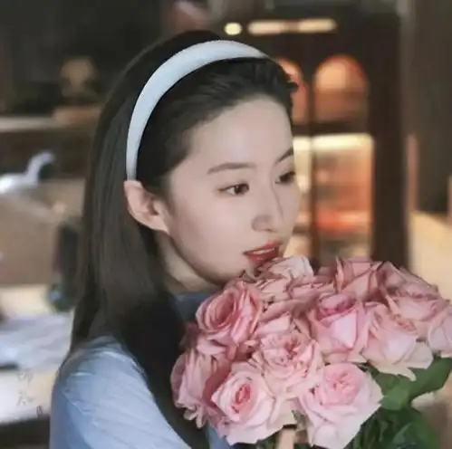  如何成为夏日精致美少女,这四种发饰搭配,优雅且灵动