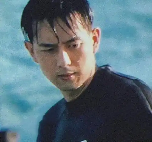  李现三亚冲浪被偶遇,湿发运动仿佛似偶像剧男主,身材比例太好了