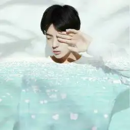  单手捂眼白色衣服的情侣头像,一男一女,单手捂眼,歪着头