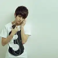  急求一个男生戴着耳机听歌的头像