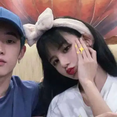  情侣头像一人一半卖萌2020可爱情侣头像真人一人一半