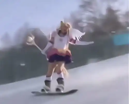  52岁女选手cos美少女战士滑雪惊艳全场,本人身材火辣,颜值逆天