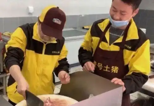  第一批00后大学生开始卖猪肉这才知道生活不易