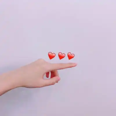  拿心手势只有手图片手拿鲜花只有花图片