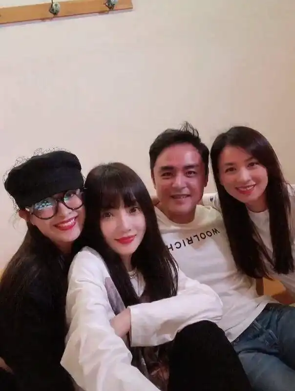 李小璐2020年终笔记,晒父母和女儿,秀闺蜜,只字不提贾乃亮