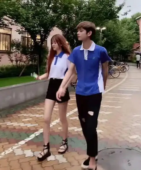  允恩杨东煜穿情侣装漫步校园,谁注意俩人的手腕网友恭喜