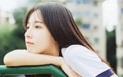  搞笑gif屋里开着空调,屋外弄着烧烤,这能源一点都不浪费啊