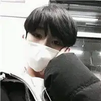  男生头像戴口罩帅气图片