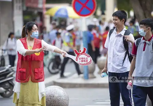  8月27日焦点图变态男专偷女性内裤扔到隐蔽处村民还被穿过了
