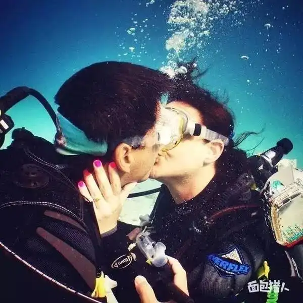  弄七夕情侣水下接吻潜水半价
