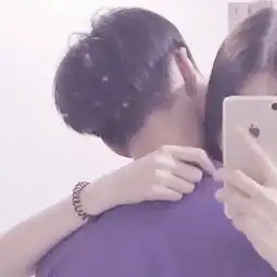  手机控情侣头像拿苹果手机自拍