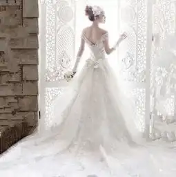  女生唯美豪华新娘长拖地婚纱