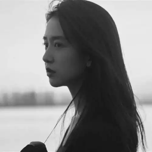 冷酷黑白女生头像,忍不住一阵阵的心痛的女人
