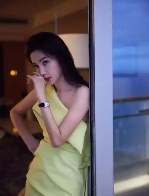  李冰冰正式回应与男友分手,大方坚定展现女性魅力