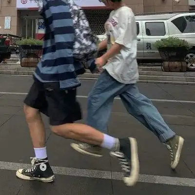  情侣头像一男一女分开两张背影姐的销魂你不配拥有