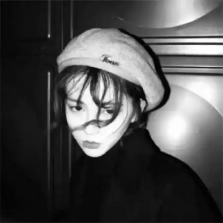  黑色伤感孤独女头像,男友很高很帅就是没有爱