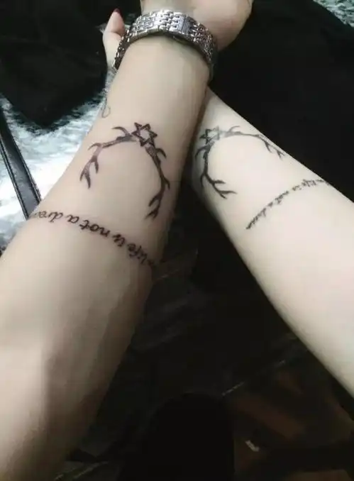  简单别致的情侣纹身,秀一场高调的恩爱