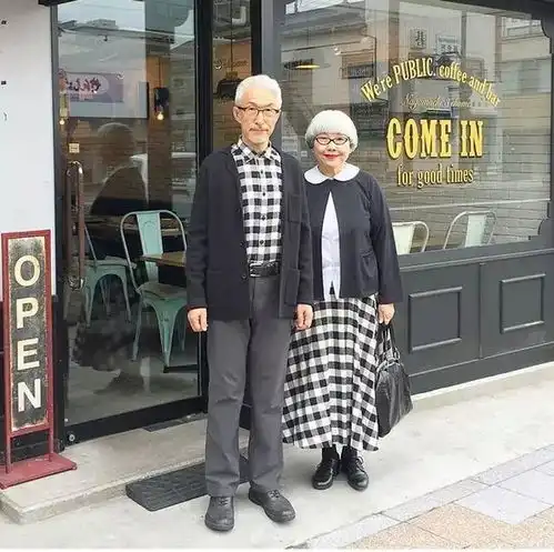  没有了阚清子or倪妮的情侣街拍,还有这对ins红人的情侣搭配范本