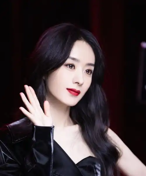  赵丽颖解锁新造型,虽然有点病娇美人的感觉,但眼神非常坚定