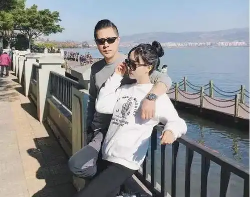  这是我亲爹冻龄爸爸与女儿差25岁,被误认为情侣,女儿急了