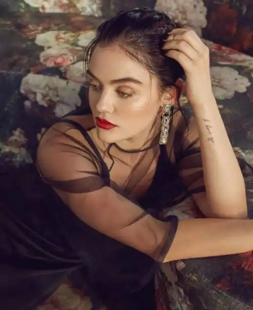  情人节这天,你可能需要一件微透视装穿出门那种啦