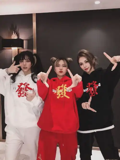 周扬青晒与闺蜜新年美照,豪宅内景全曝光,满屋奢侈品羡煞旁人