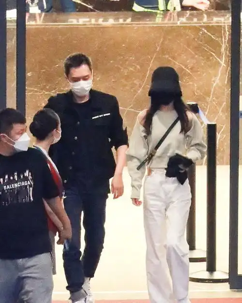  42岁冯绍峰胖出天际,新剧情侣肿成父女,跟颖宝出行胖成保镖