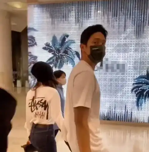  王子文与男友逛街被偶遇,十指相扣甜炸屏,吴永恩看镜头不苟言笑