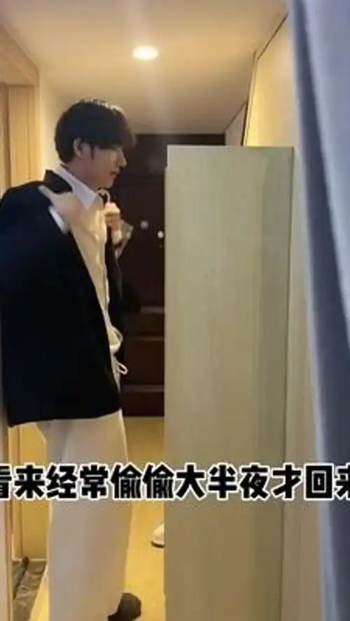  假装不在家看男友大半夜一个人都在家干嘛情侣内容过于真实