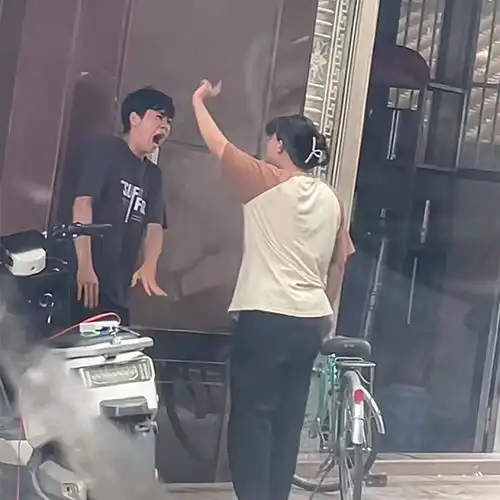  广东一对聋哑情侣吵架,现场堪比火影对战,男的吵输成表情包了