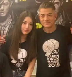 方媛带闺蜜现身郭富城演唱会,夫妻俩穿情侣装同框,却像父女