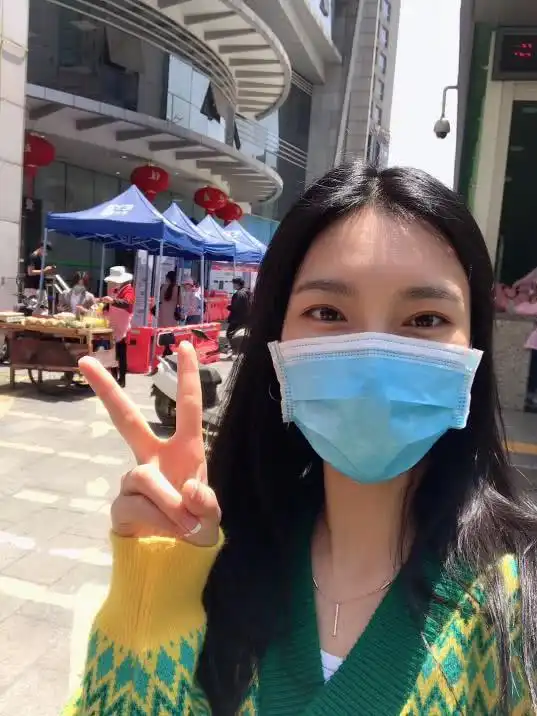 美女大学生抗战干眼症心得不是来看病而是来享受的,闺蜜也做了