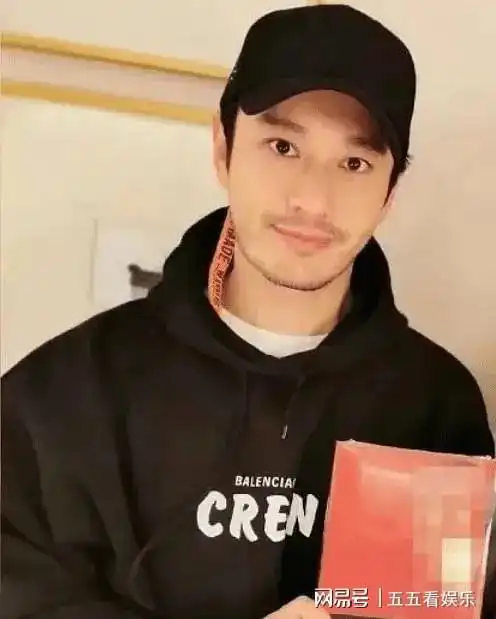  无视离婚传闻,黄晓明ab偷偷秀恩爱,穿同款衣服戴同款钻戒