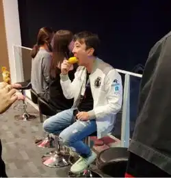 吃货界的明星英雄联盟lpl半决赛上王思聪吃玉米再登热搜