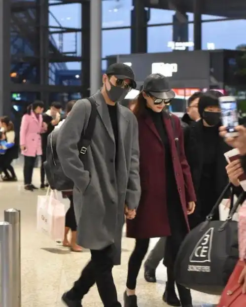  唐嫣和罗晋穿情侣装走机场,穿搭高级又时尚,看着像一对金童玉女