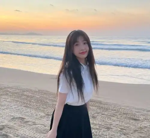 虞书欣海边与闺蜜晒合照,身穿学生装似少女,狂凹造型超可爱