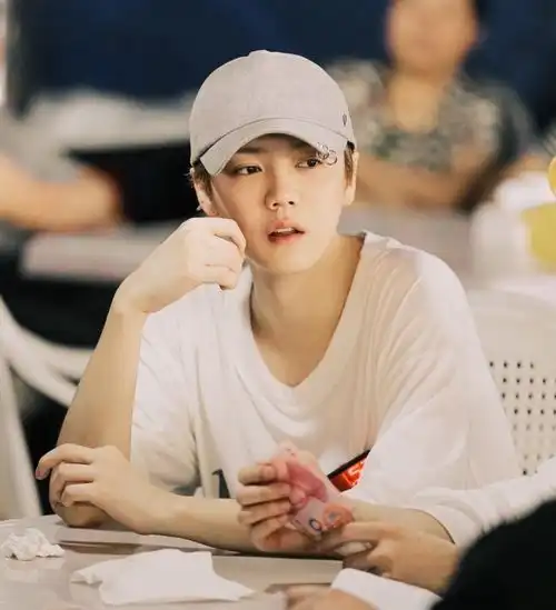  鹿晗超市买冰棍被叫大网红,看到他下意识反应,活该这么红