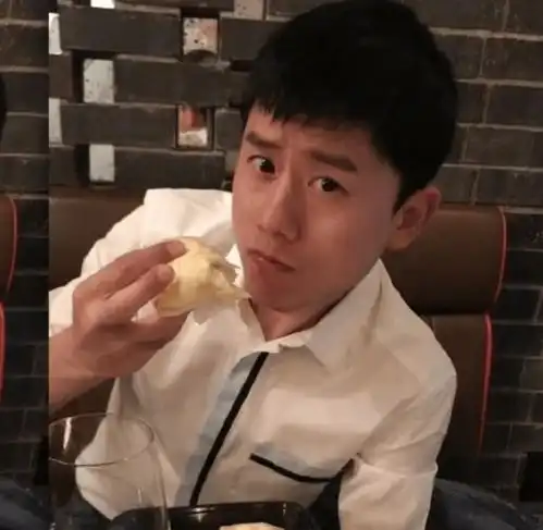  谢娜晒照过节,餐桌透露在上海家中张杰发文暗戳戳撒糖超甜