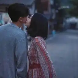  如果男生当面夸女生漂亮,其实是想说...