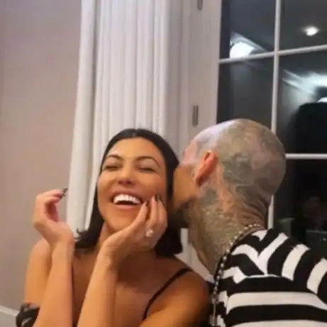  组图考特妮卡戴珊与特拉维斯巴克订婚置身玫瑰花海浪漫拥吻