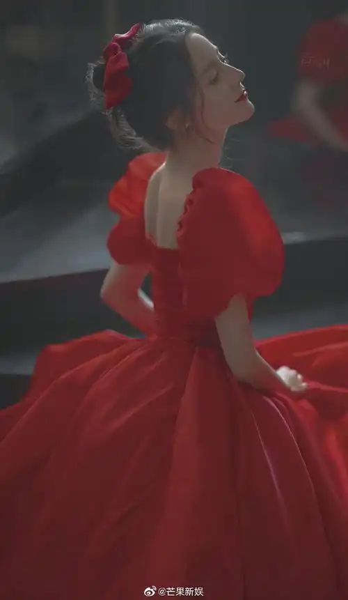  迪丽热巴的大裙摆,迪士尼在逃公主迪,期待绝美迪迪子更多新作品