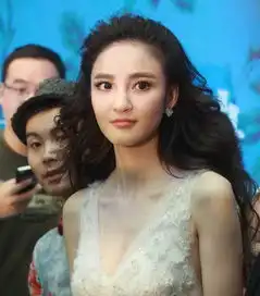  刘雨欣发布会露事业线抢镜同行男星不敢直视