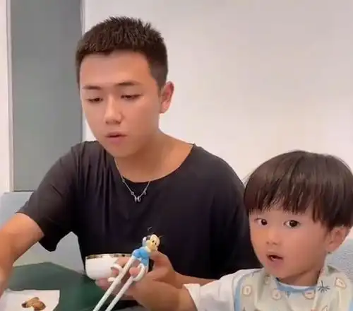  广东一萌娃绞尽脑汁想夸妈妈做饭好吃,一旁爸爸瞬间干饭不香了