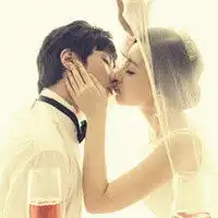  男女接吻头像一左一右的情侣接吻头像