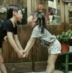  跪求这个两个小孩子牵手图像的原图,不是原图看不清晰